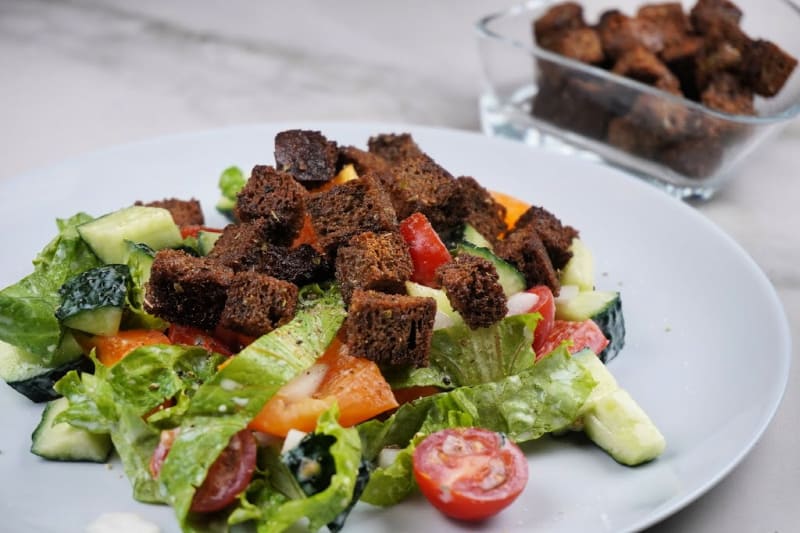 Easy recipe for making pumpernickel croutons for your favorite summer salad.