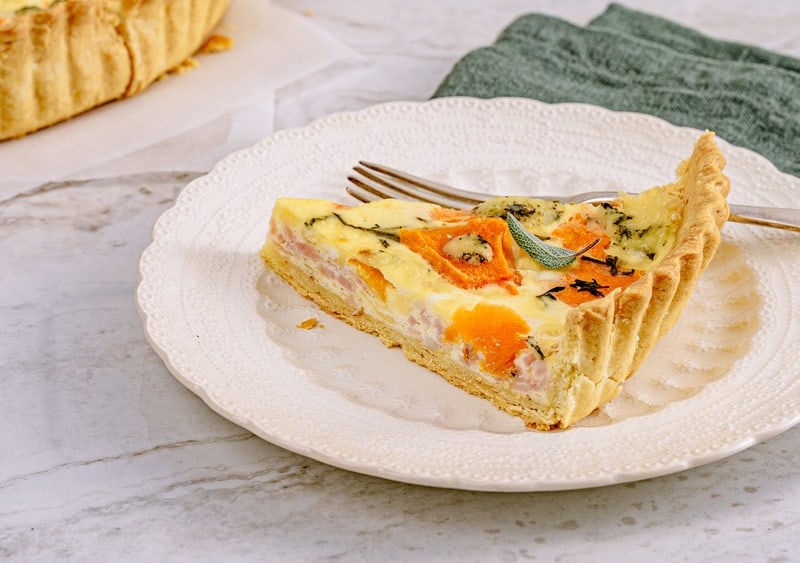 You are going to love this herb and veggie quiche recipe for dinner! Quiche is one of my favorite summertime dinners. Try this vegetable quiche recipe today.