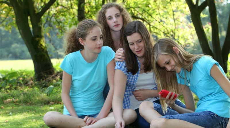 How to Discuss Social Media FOMO With Your Teens