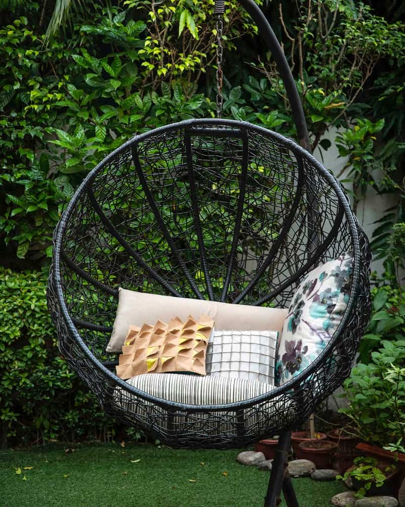 The backyard is a great place to relax with friends and family. But it can be hard to put together a space that's both cozy and inviting. Check out these fall backyard accents to make the perfect outdoor space.