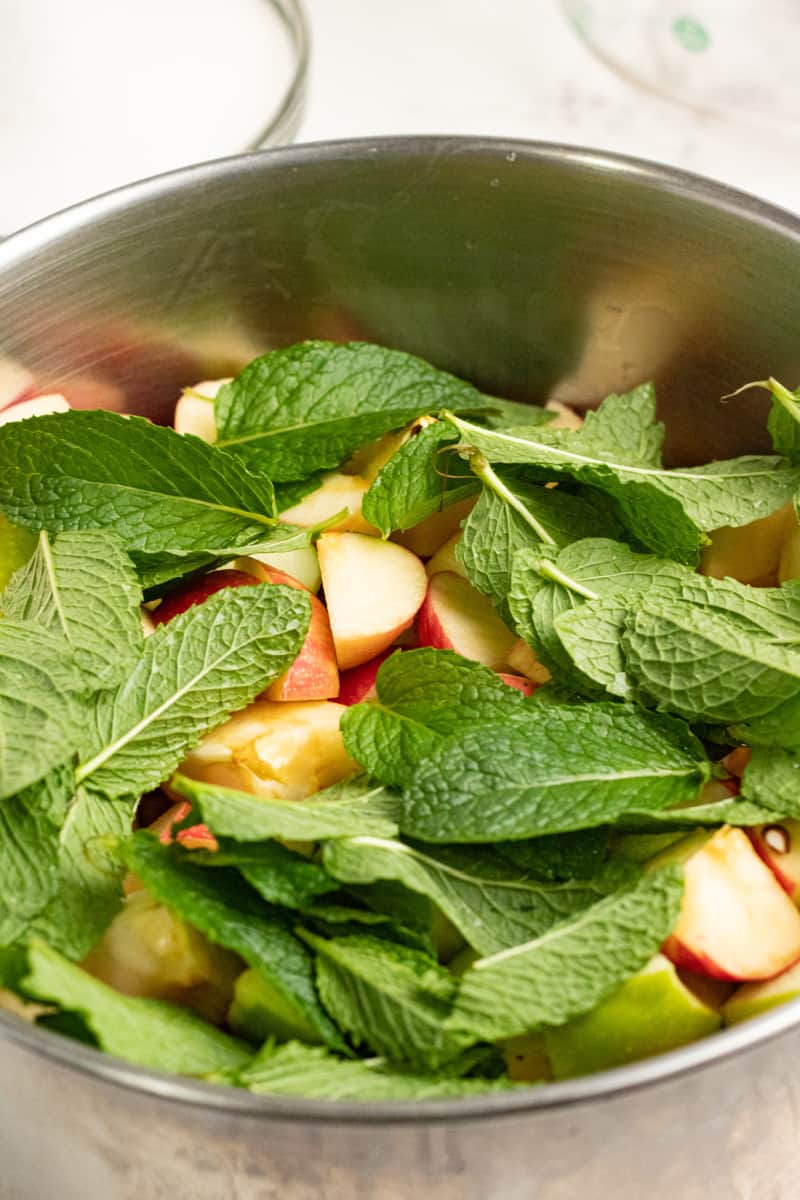 apples and mint leaves in a pot