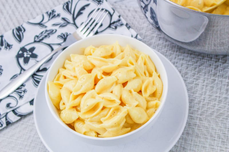 This Velveeta mac n cheese recipe is served right away to feed your hungry family. It's the best macaroni and cheese ever and tastes just like Ree Drummond's mac and cheese.