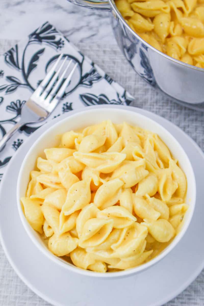 This Velveeta mac n cheese recipe is served right away to feed your hungry family. It's the best macaroni and cheese ever and tastes just like Ree Drummond's mac and cheese.