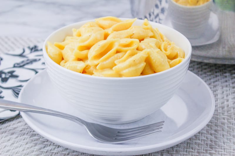 a white bowl with creamy macaroni and cheese in it