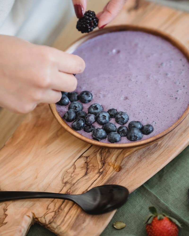 making a blueberry smoothie bowl