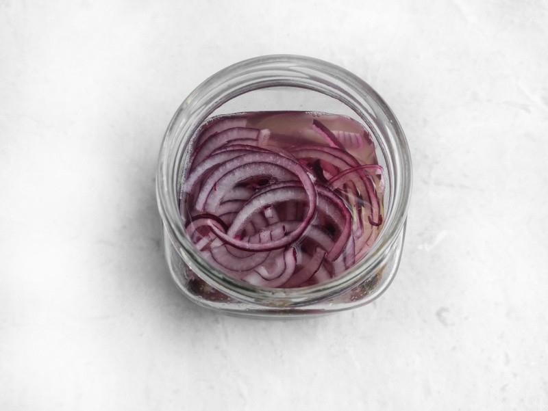 red onions in a jar of white vinegar