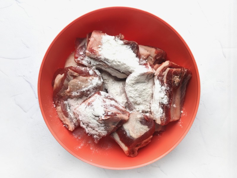 short ribs in a bowl with corn starch