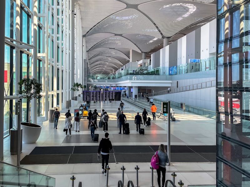 Why Pre-Arranged Transfers Are Becoming the Preferred Choice for European Airport Arrivals