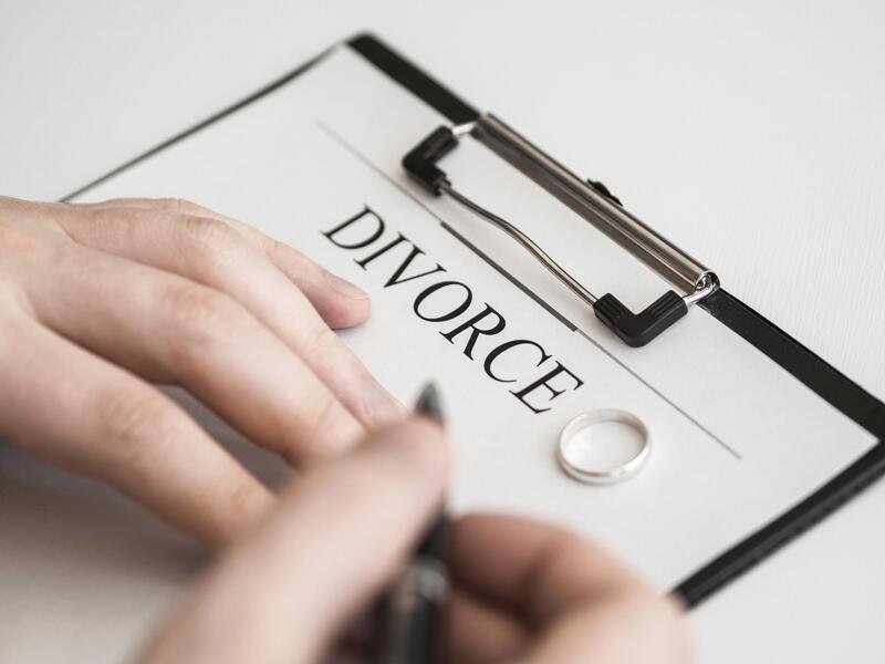 male signing divorce paper